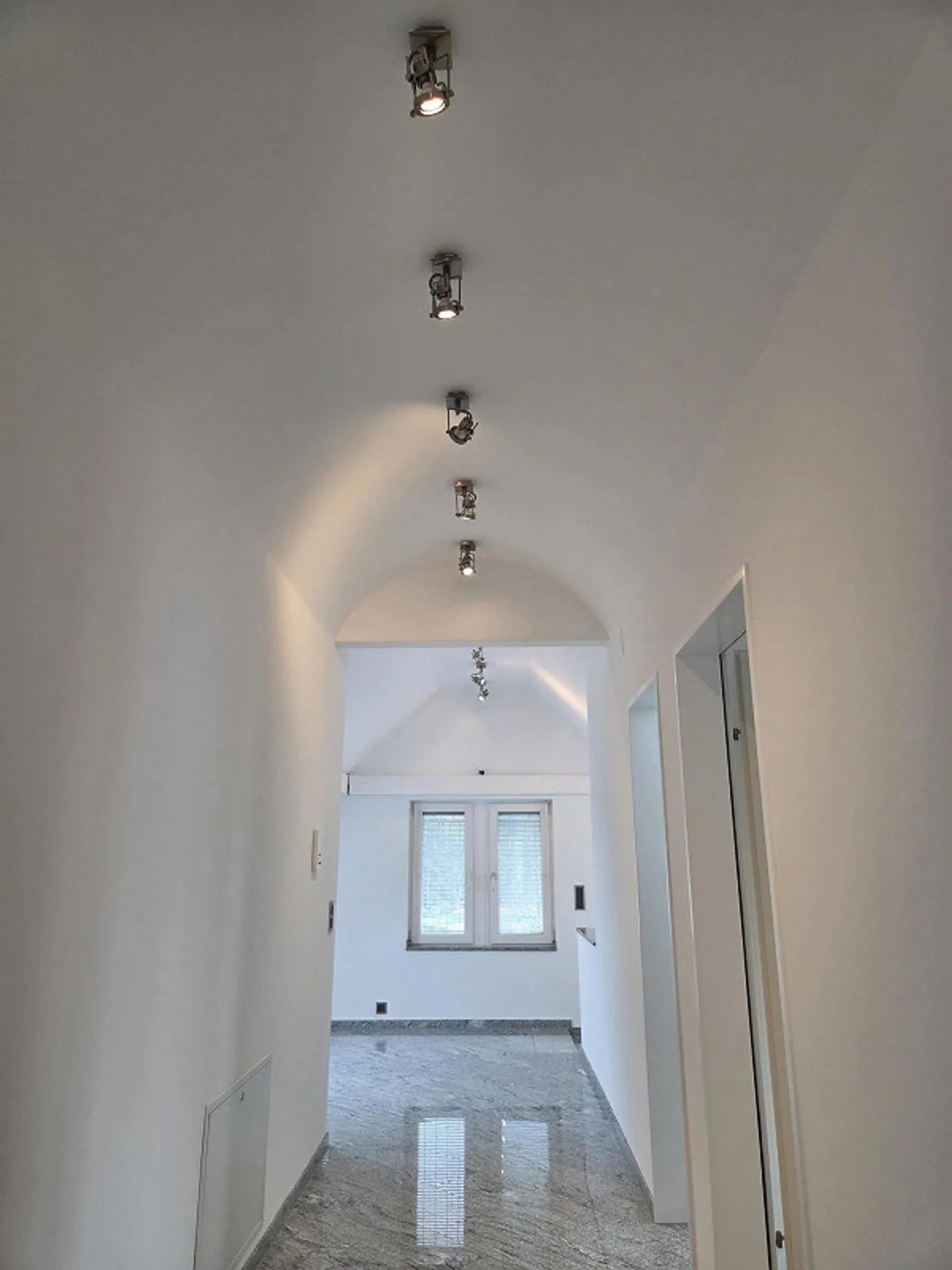 Appartamento spazioso in posizione centrale - Foto 9 di 26