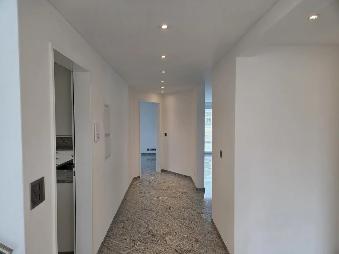 Appartamento spazioso in posizione centrale - Foto 10 di 26