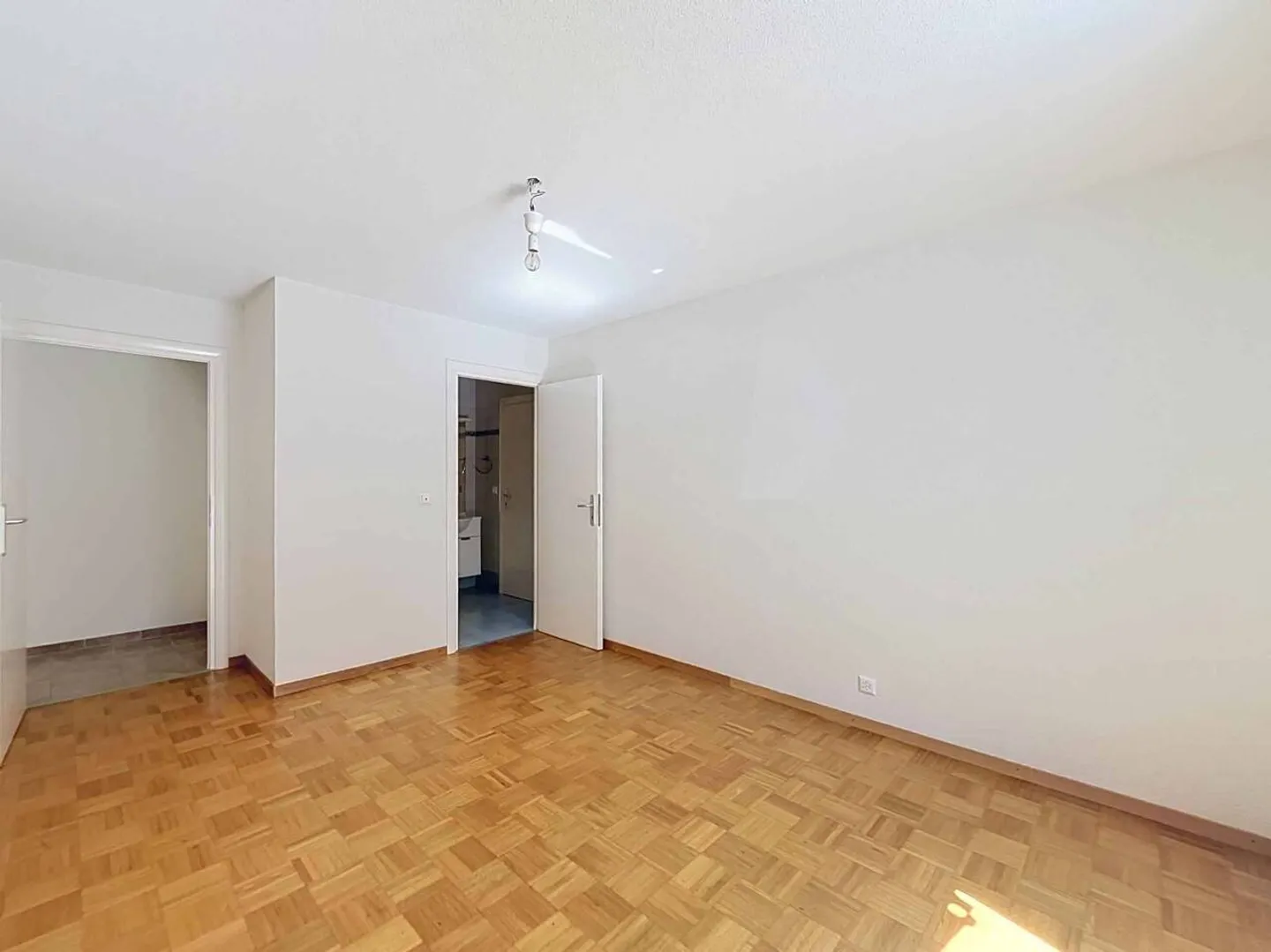 Appartement de 4,5 pièces au rez-de-chaussée avec terrasse - Cabinet 3 - Photo 7 sur 10