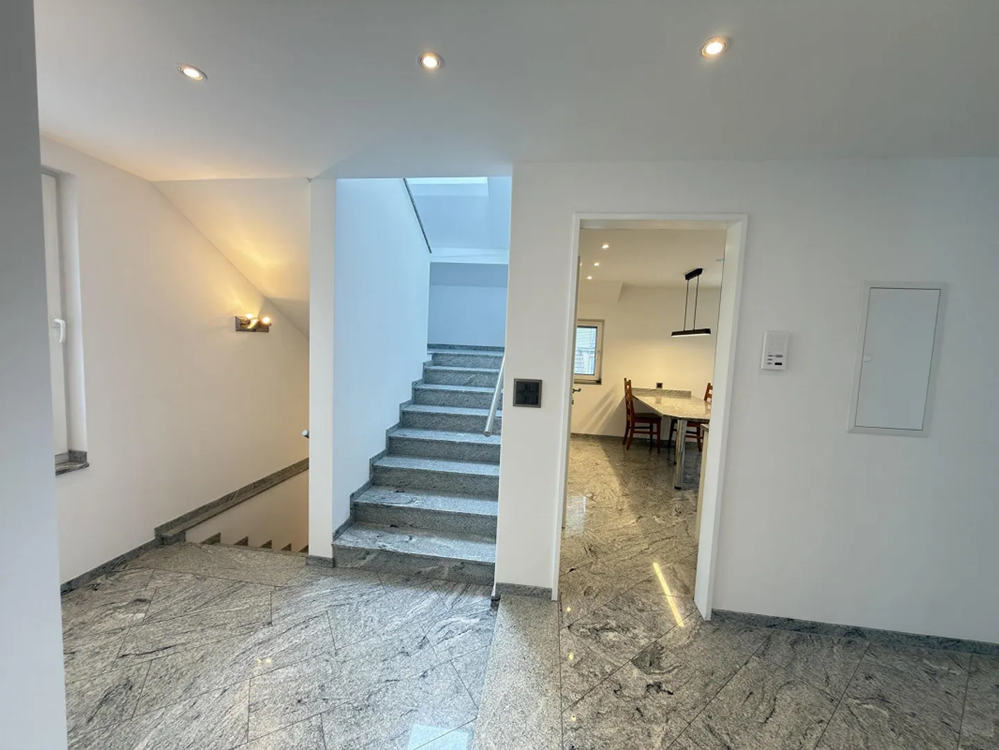 Appartamento spazioso in posizione centrale - Foto 8 di 26