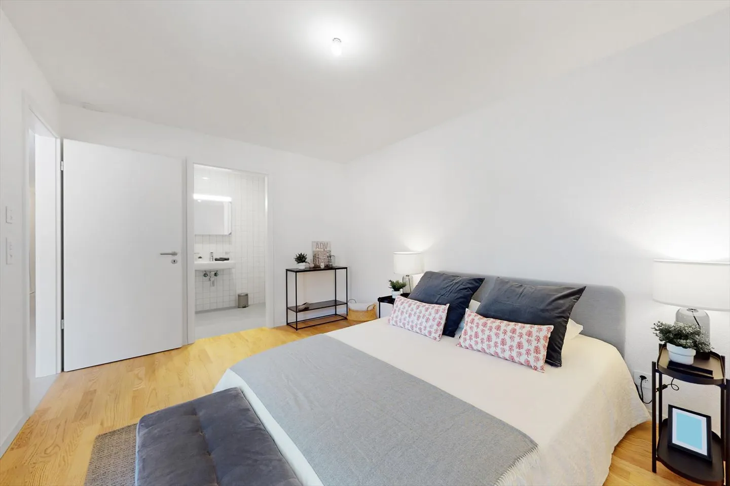 Live in Modernity - Photo 3 of 6