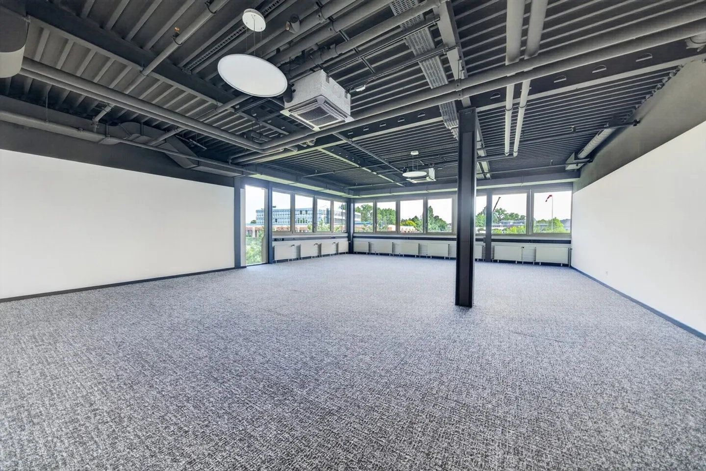 Büros von 100m2 zur Miete in Saint-Sulpice - Foto 1 von 5