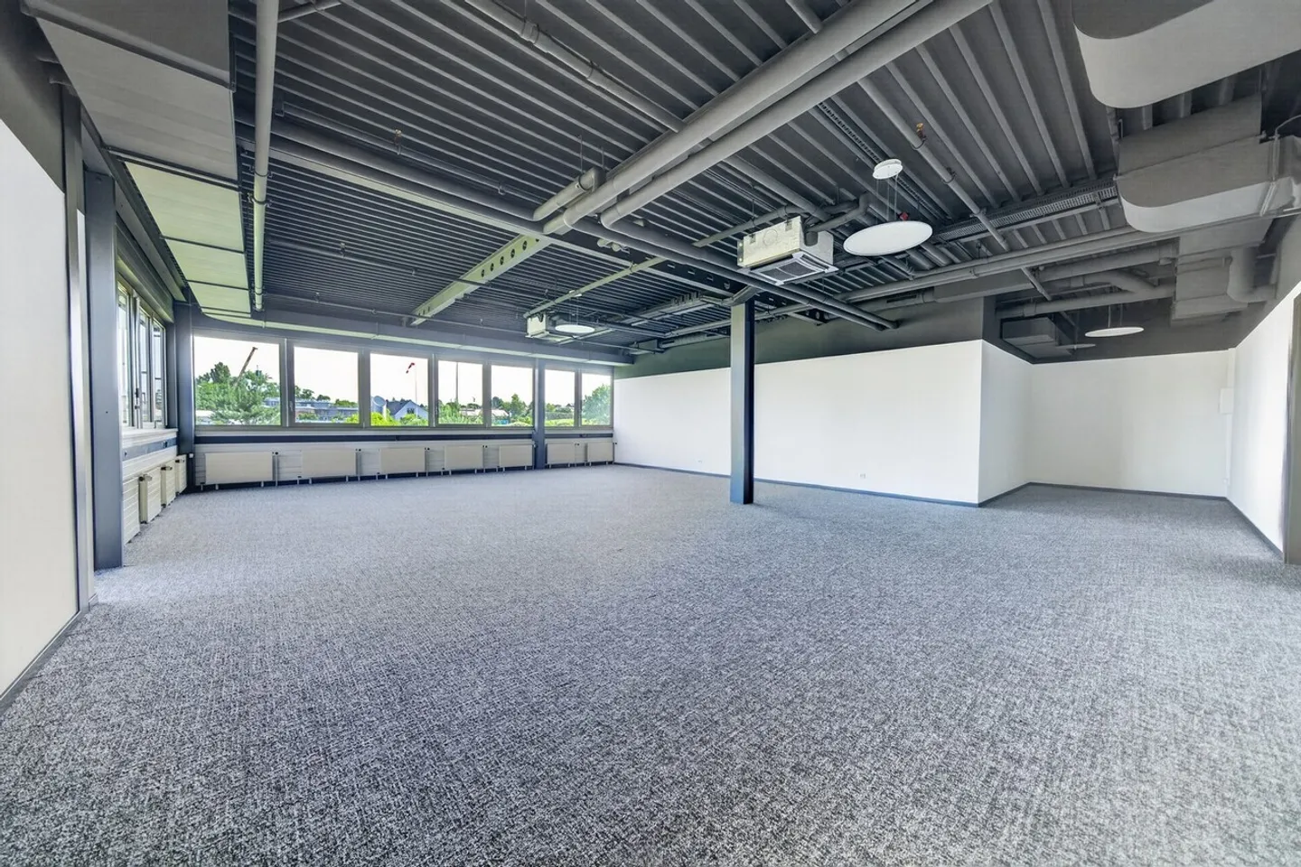 Büros von 100m2 zur Miete in Saint-Sulpice - Foto 2 von 5