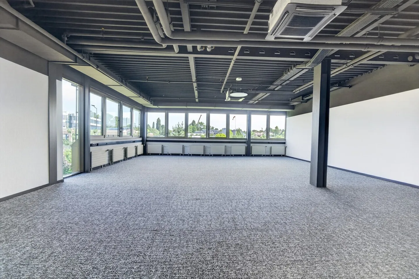 Büros von 100m2 zur Miete in Saint-Sulpice - Foto 4 von 5
