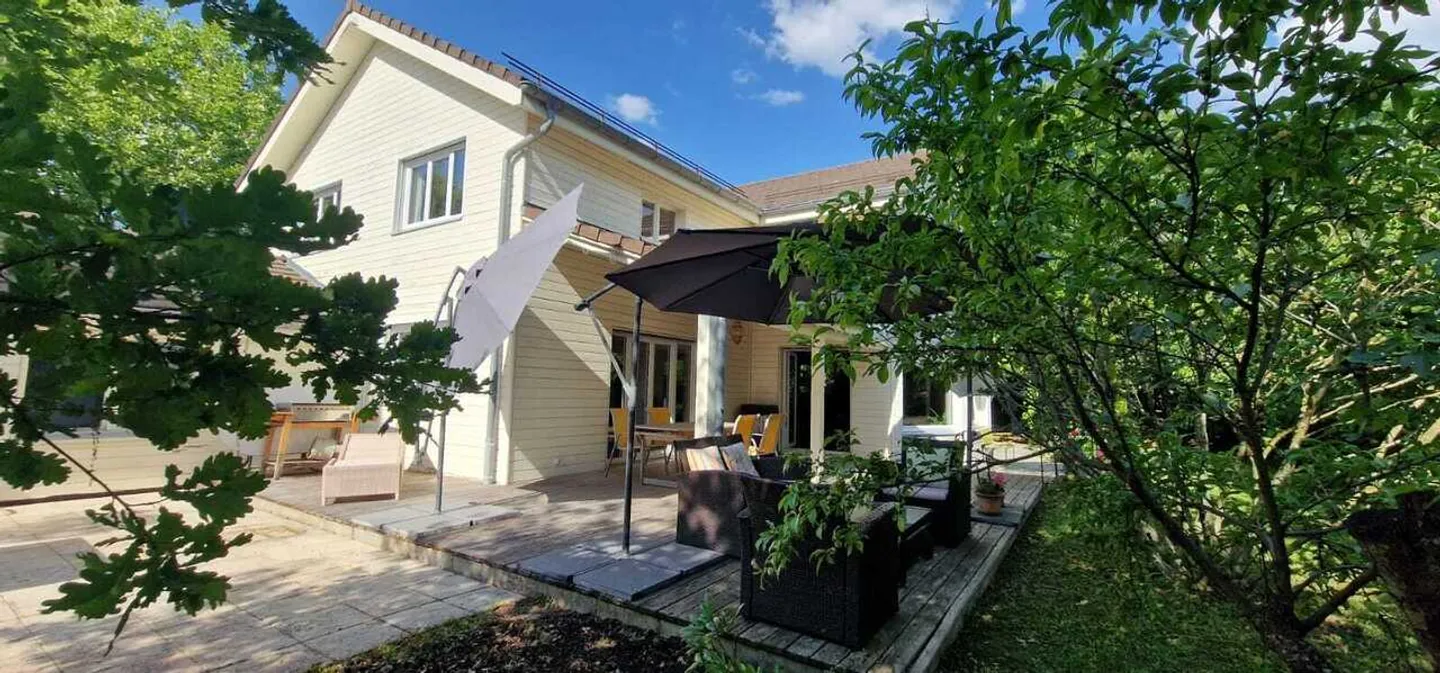Bella proprietà di 7 stanze con ampi spazi abitativi e giardino superbo - Foto 6 di 20