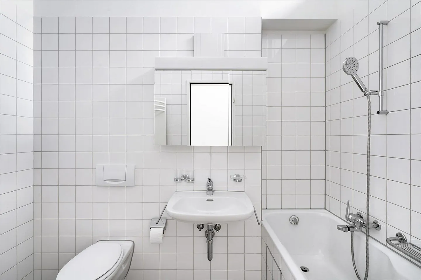 Living on two floors close to vibrant life - Photo 4 of 8