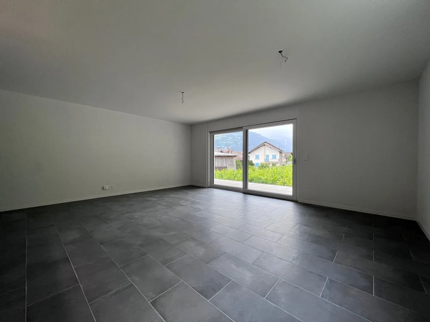 Spacious 3.5 Room Apartment - Photo 2 of 7