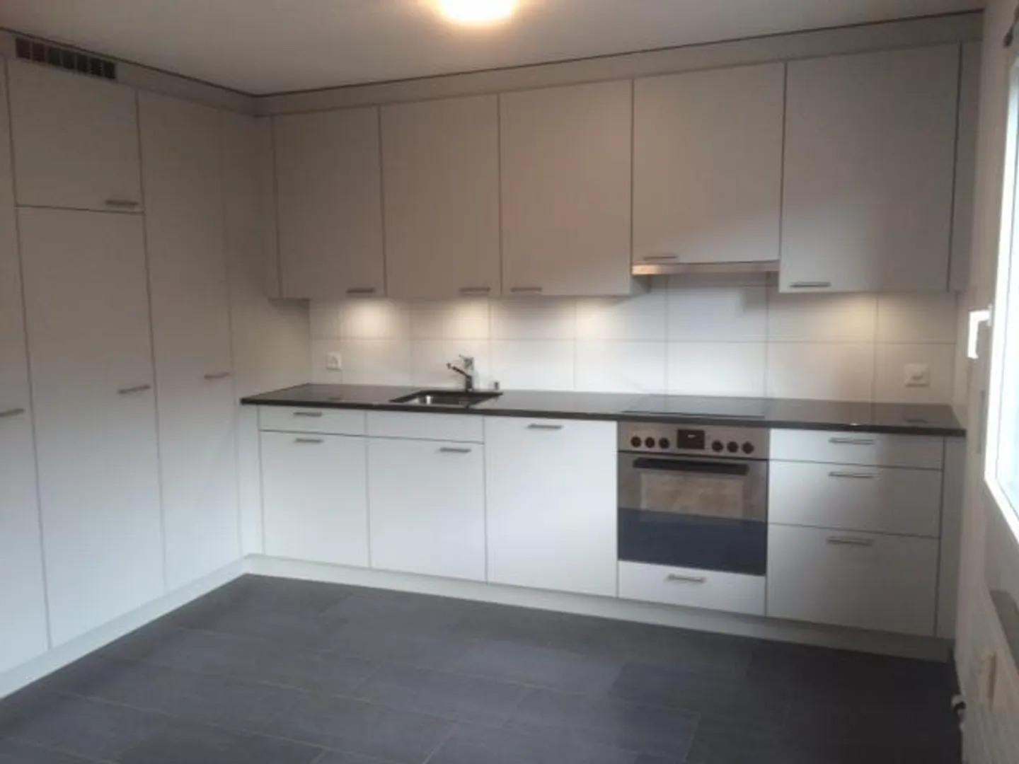 Ampio appartamento di 2,5 stanze a Heimberg - Foto 1 di 8