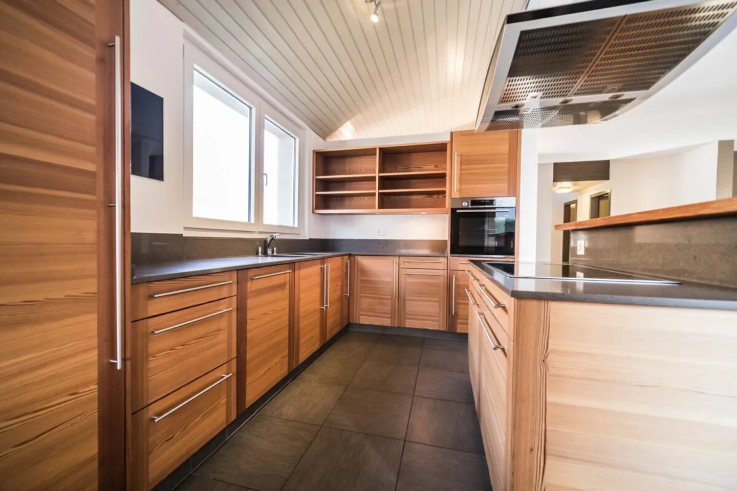 Superb property of 2000 m2 well located in Fully - Photo 3 of 12