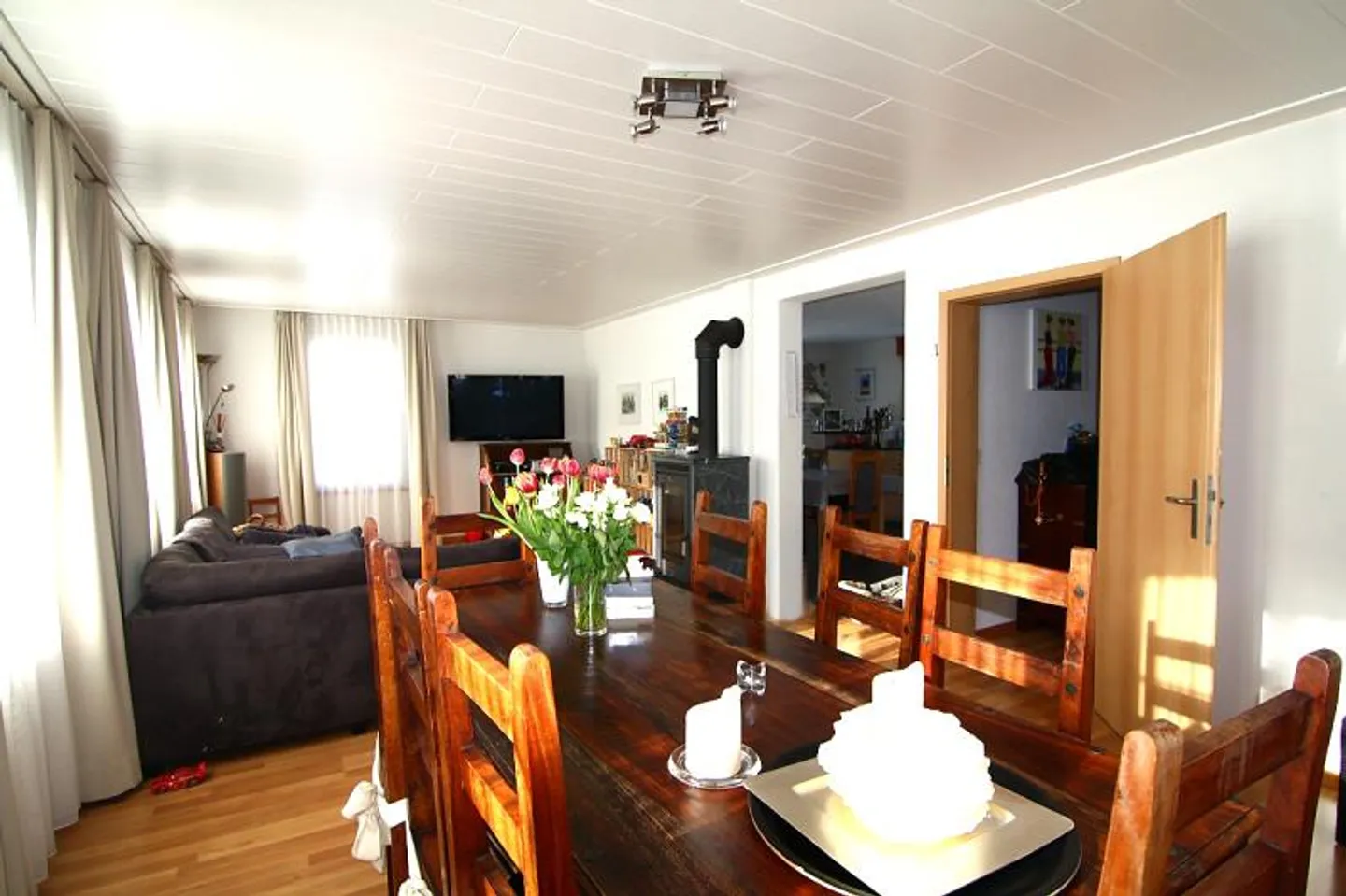 Geräumiges Einfamilienhaus mit Aussicht - Foto 9 von 18