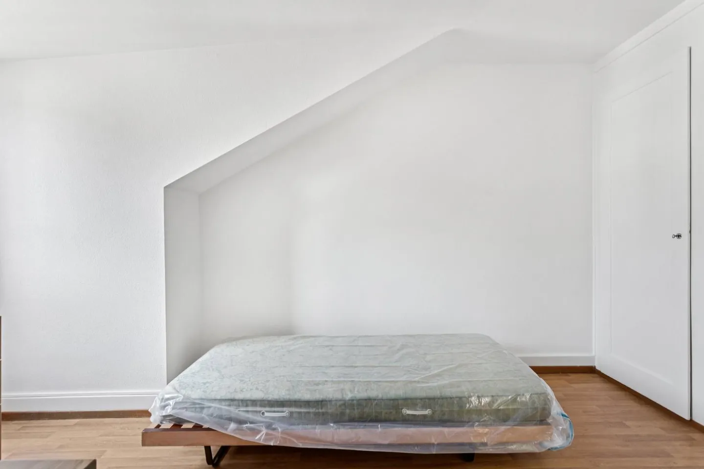 Camera arredata affascinante al 6° piano - Deposito gratuito! - Foto 4 di 6