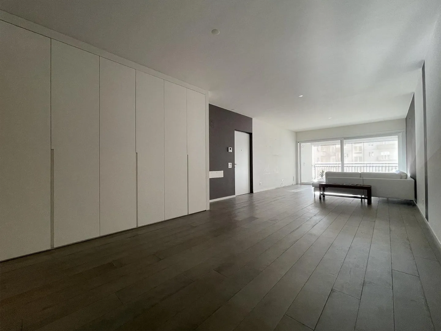 APPARTEMENT ÉLÉGANT ET SPACIEUX 3.5 DANS UN SECTEUR SERVI - Photo 3 sur 13