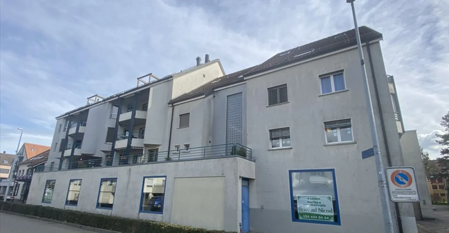 Mixed-use building for rent - Photo 1 of 2