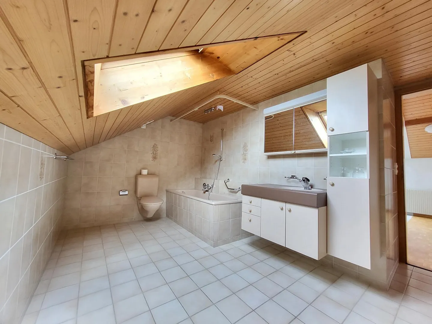 Incantevole appartamento mansardato 2.5 camere in un edificio storico a Opfershofen - Foto 6 di 7