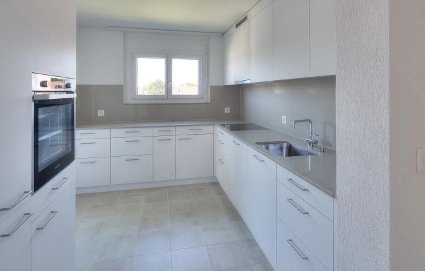 Appartement moderne avec grand balcon - Photo 2 sur 5