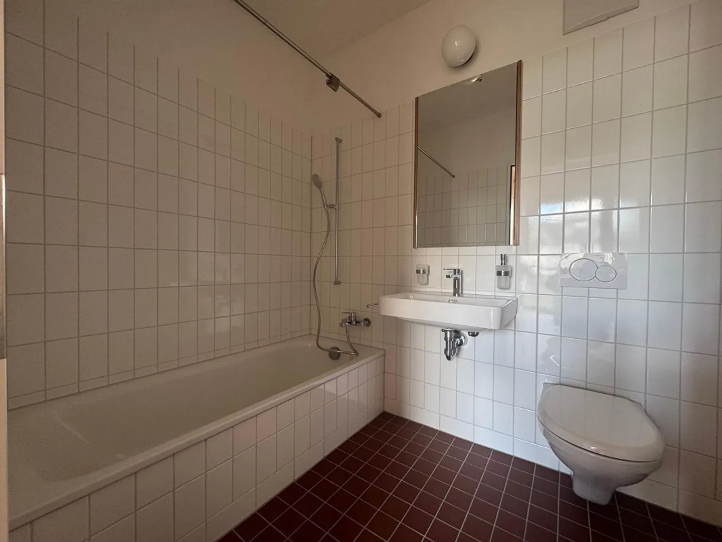 Modern 3.5-room apartment with high ceilings and elevator access - Photo 3 of 13