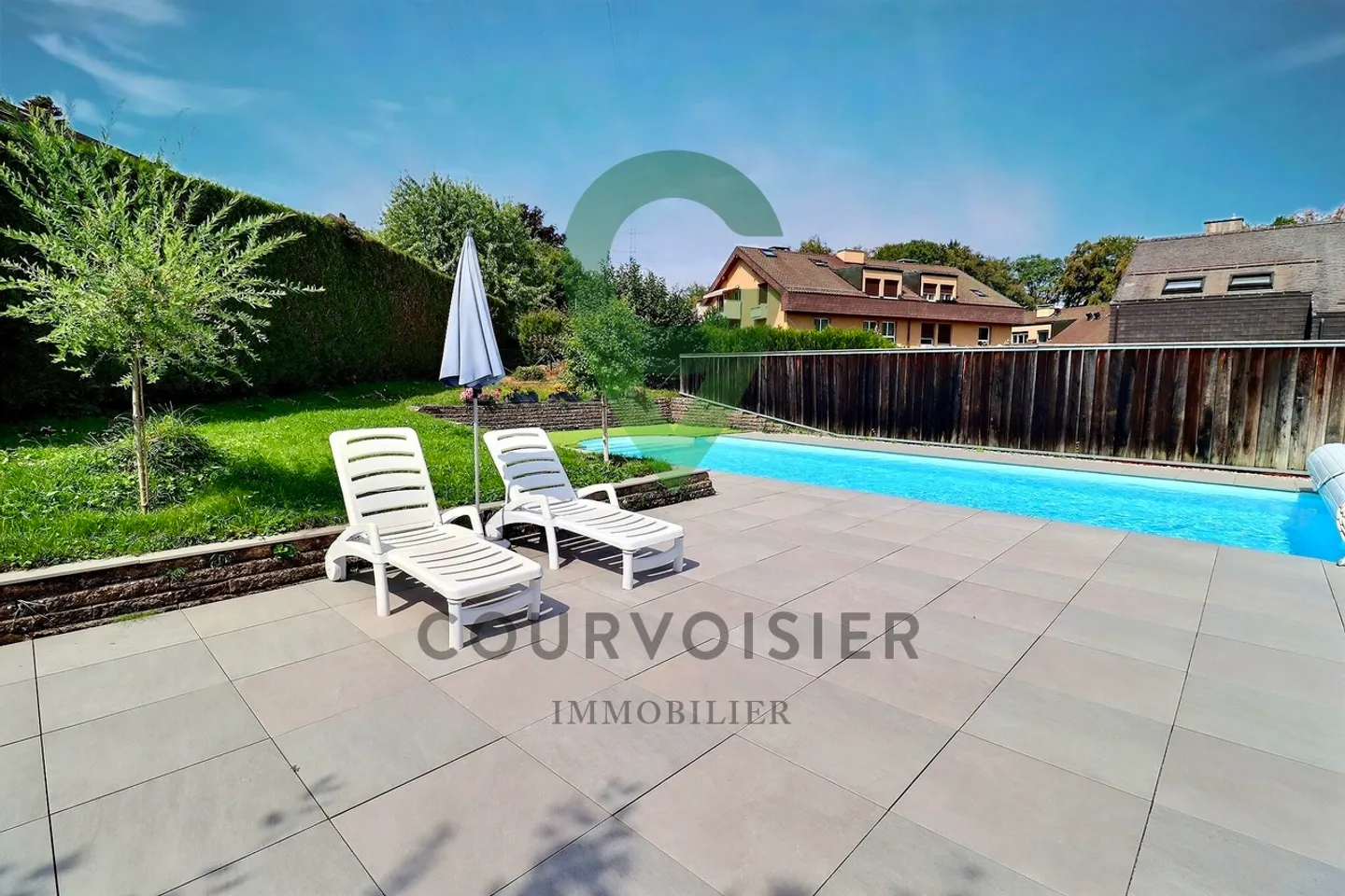 Maison familiale rénovée avec jardin & piscine - Photo 2 sur 14