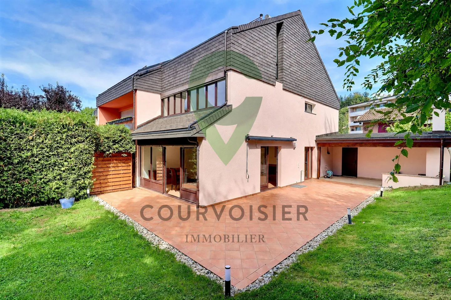 Maison familiale rénovée avec jardin & piscine - Photo 3 sur 14