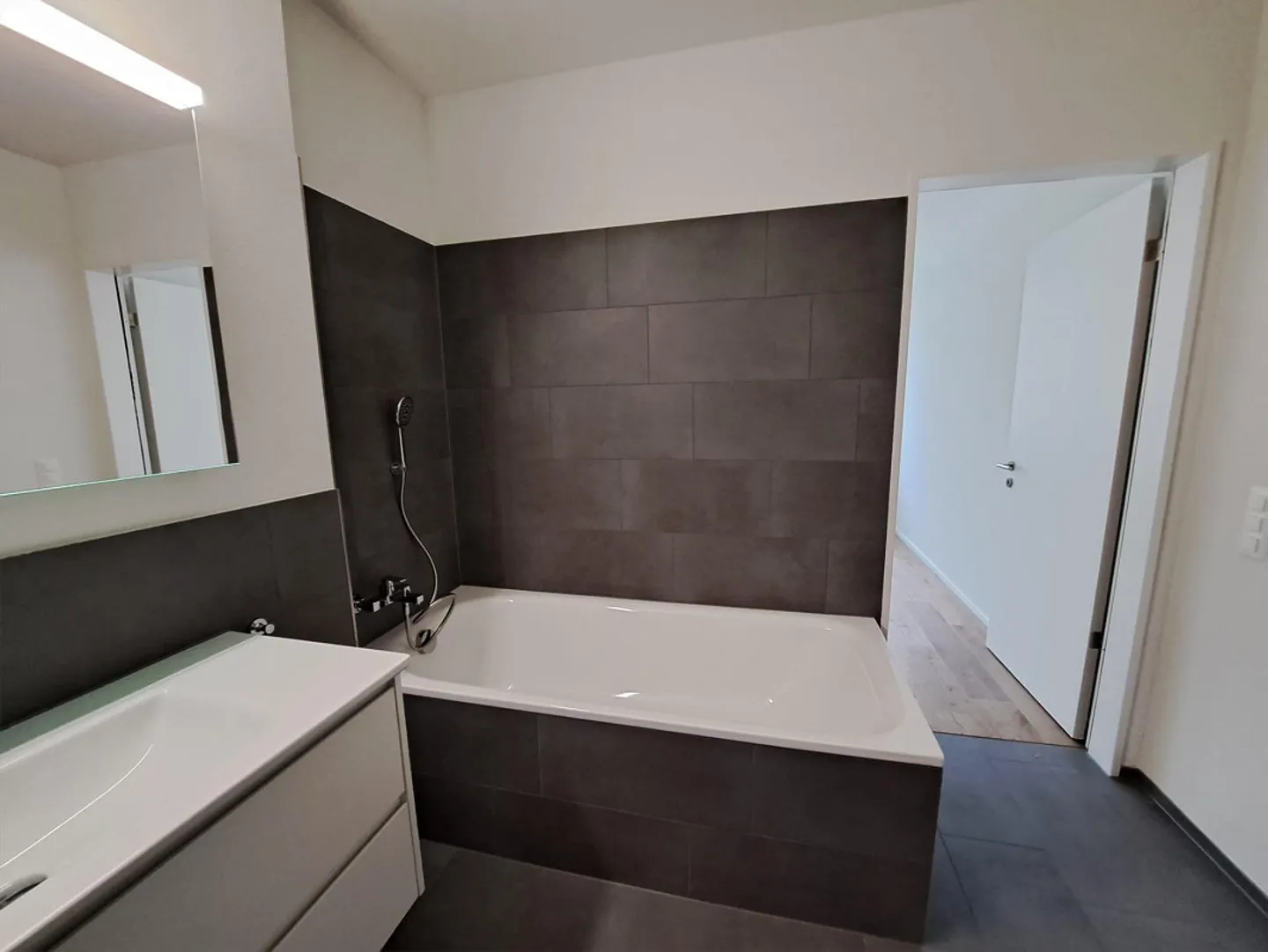 Appartement de 2.5 pièces avec loggia, coin jardin et garage - Photo 9 sur 13