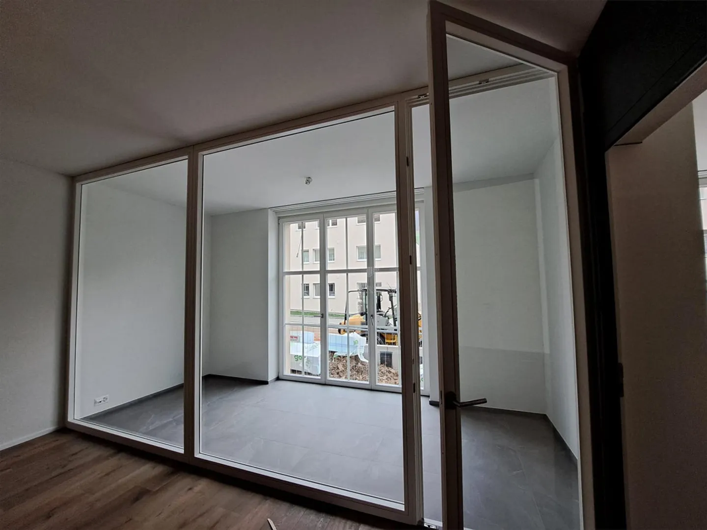 Appartement de 2.5 pièces avec loggia, coin jardin et garage - Photo 4 sur 13