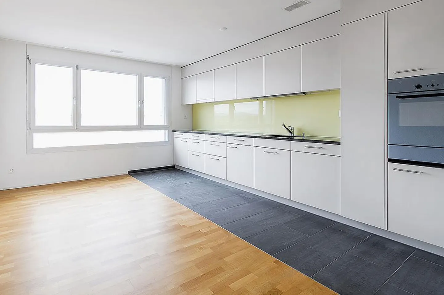Moderne 4.5 Zimmer-Wohnung mit grosser Loggia - Foto 3 von 9