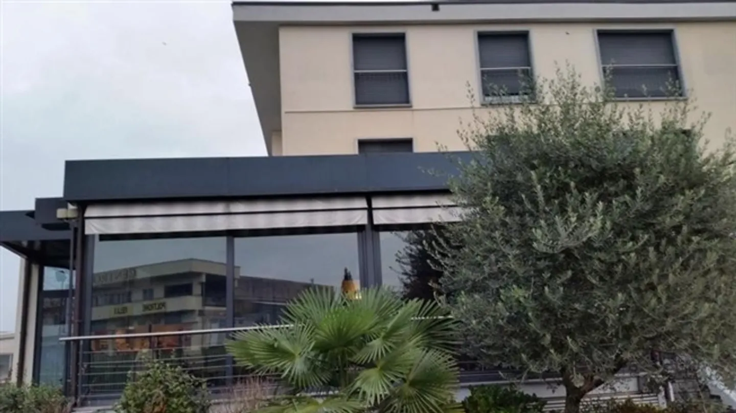 Ristorante-Pizzeria con tre Appartamenti a Cucciago (CO) Italia - Foto 1 di 8