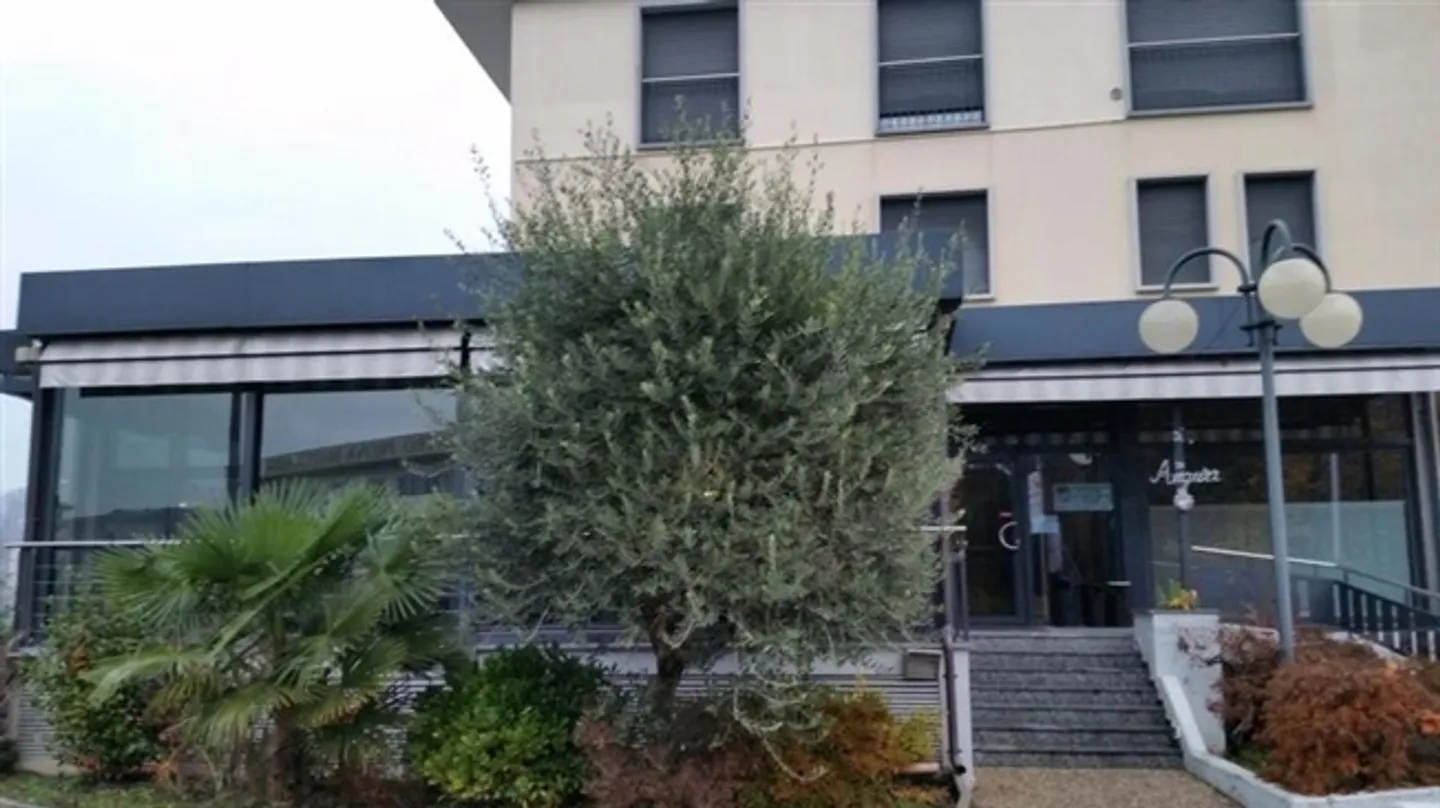 Ristorante-Pizzeria con tre Appartamenti a Cucciago (CO) Italia - Foto 2 di 8