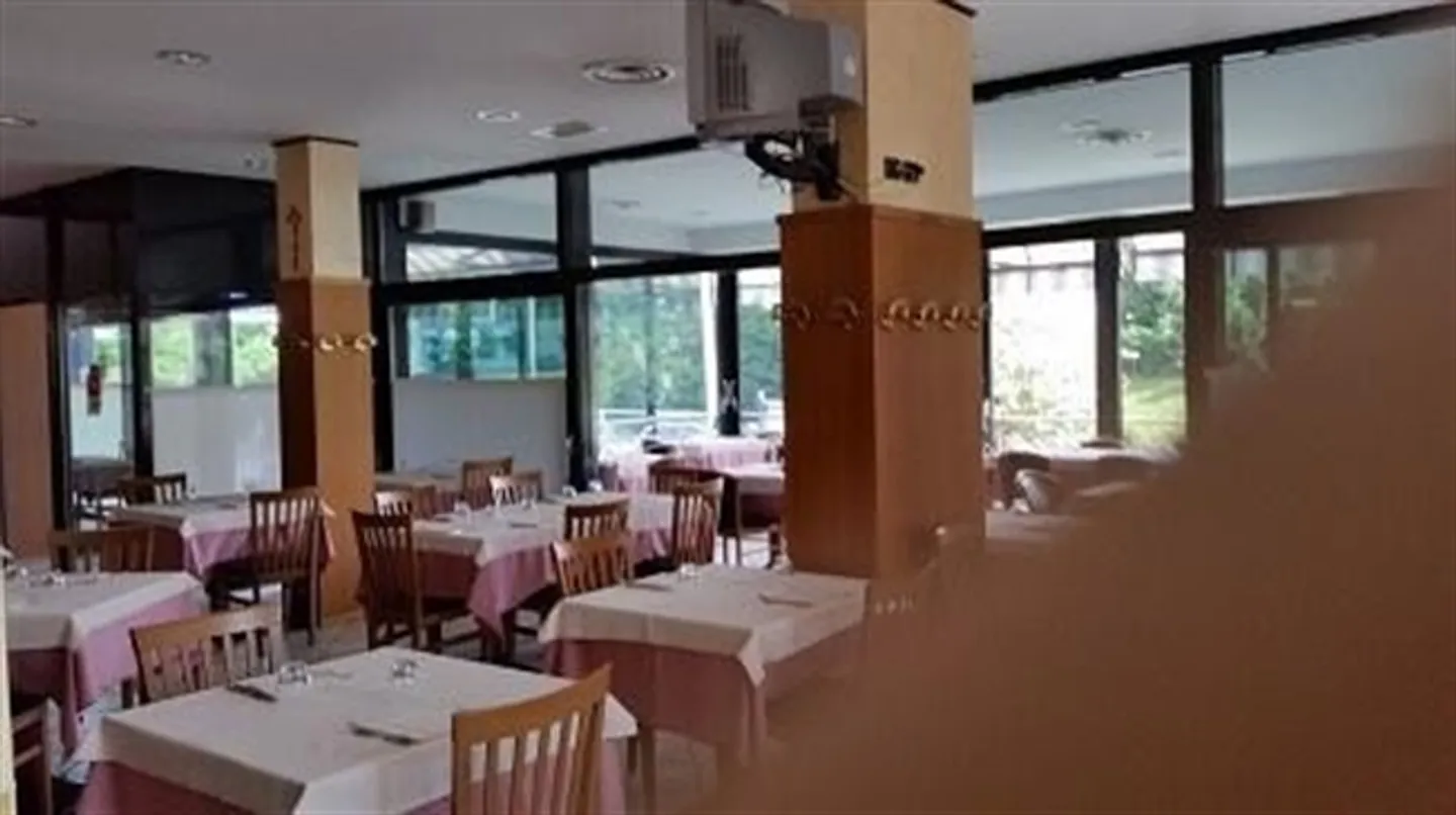 Ristorante-Pizzeria con tre Appartamenti a Cucciago (CO) Italia - Foto 4 di 8