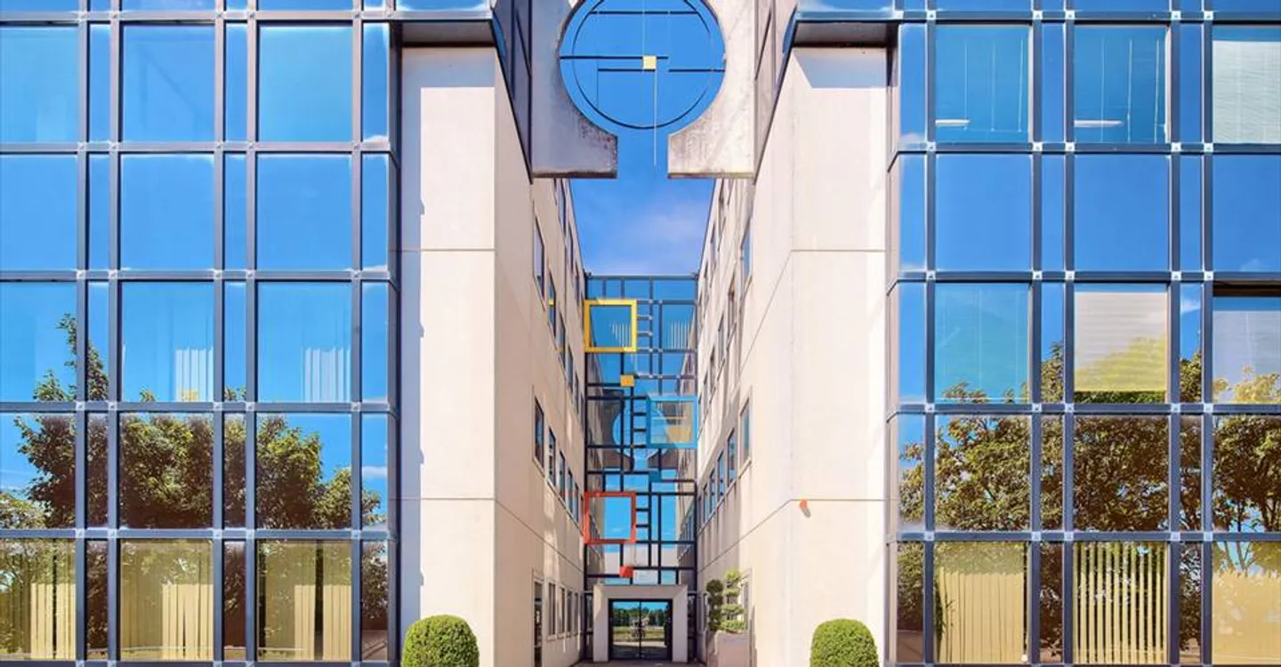 Mixed-use building for rent - Photo 3 of 4