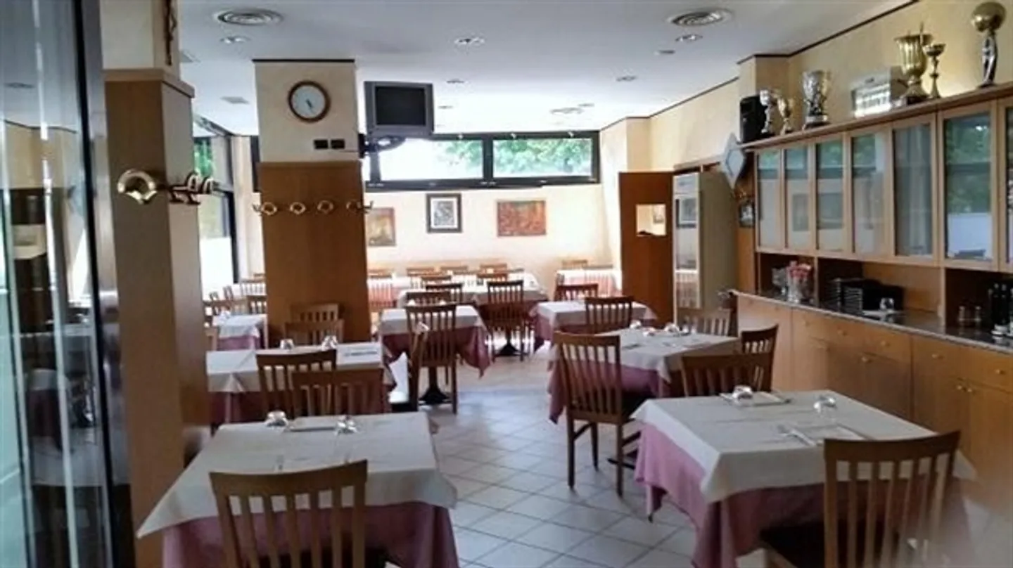 Ristorante-Pizzeria con tre Appartamenti a Cucciago (CO) Italia - Foto 5 di 8