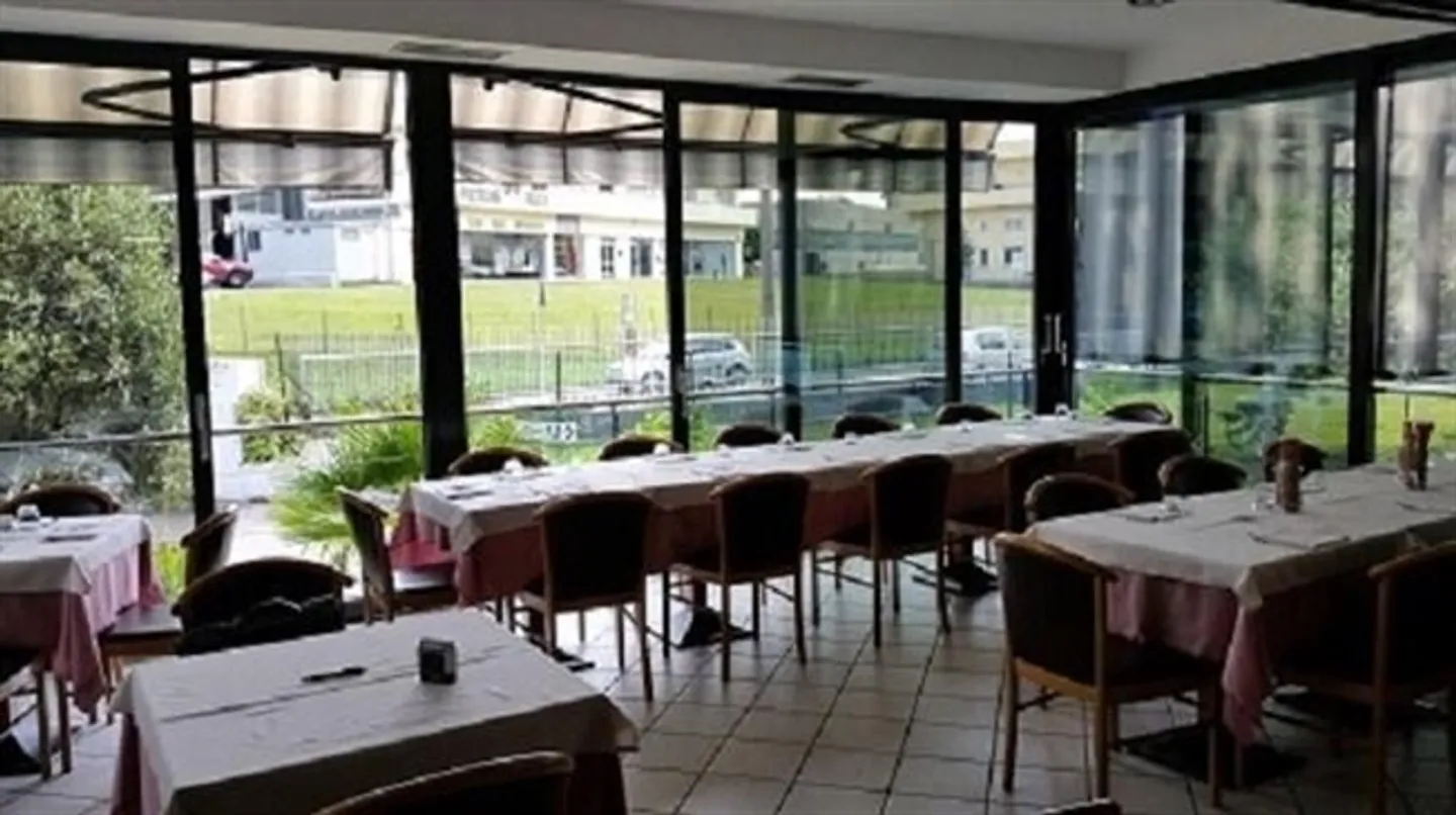 Ristorante-Pizzeria con tre Appartamenti a Cucciago (CO) Italia - Foto 6 di 8