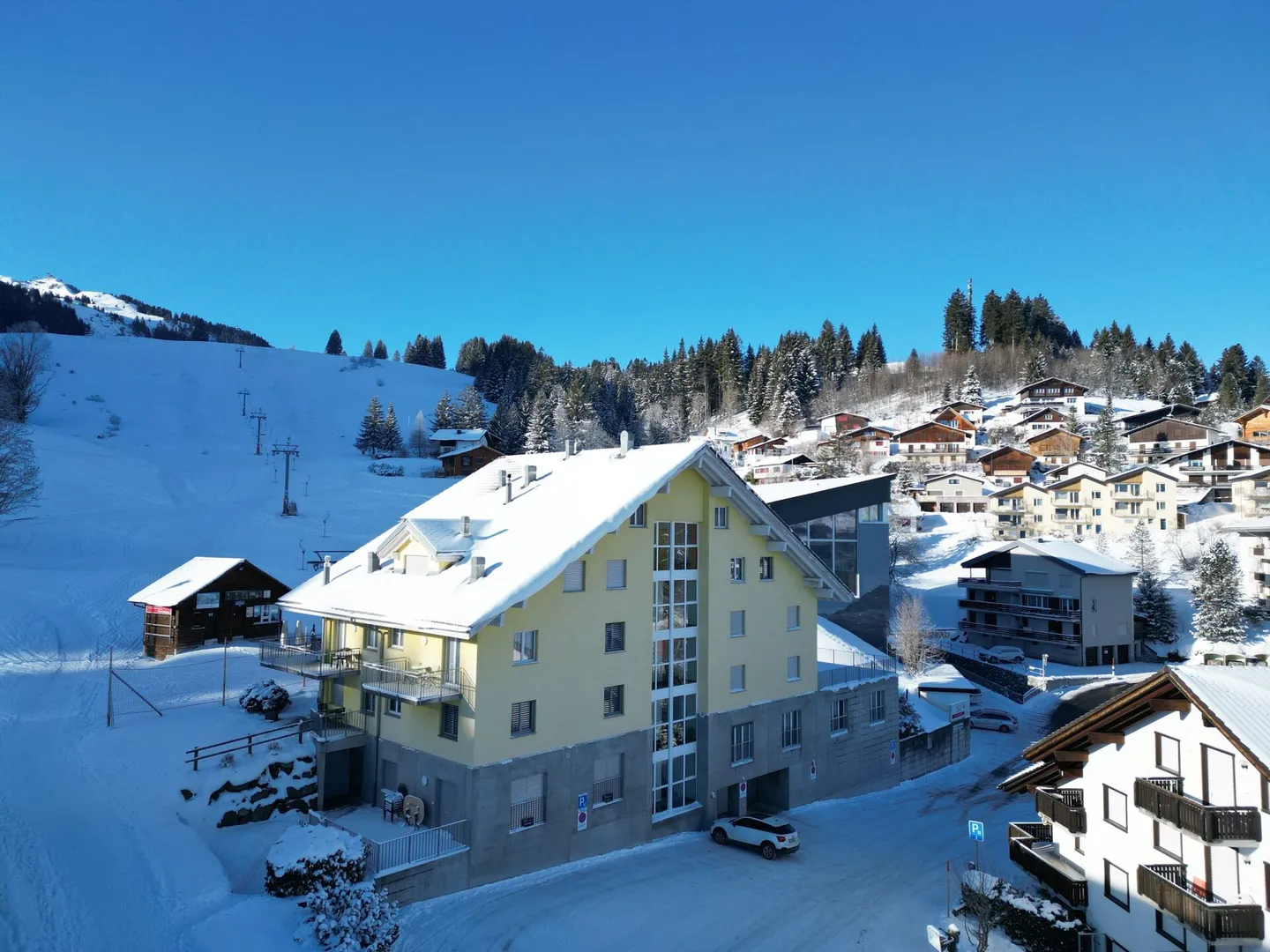 Ski-in / Ski-out - beautiful 3.5-room holiday apartment to fall in love with - Photo 2 of 13