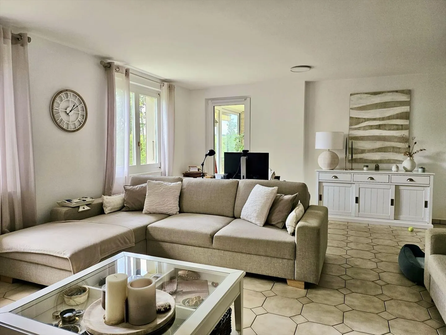 Detached villa with plenty of light and large studio - Photo 2 of 13