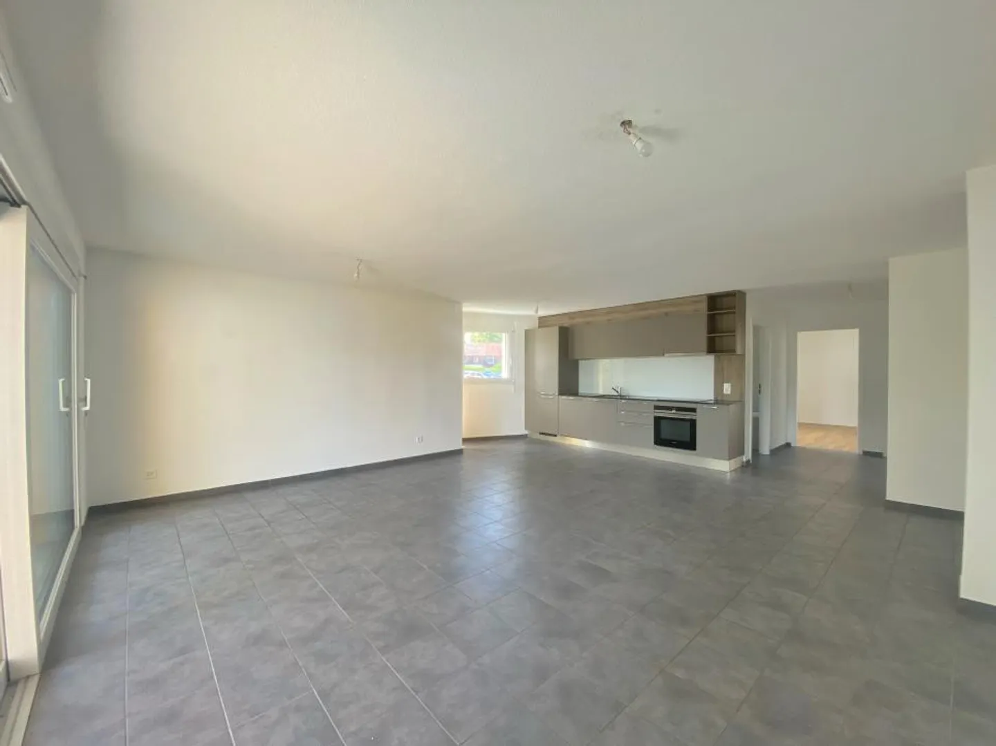 3.5 Room Apartment - Photo 5 of 12