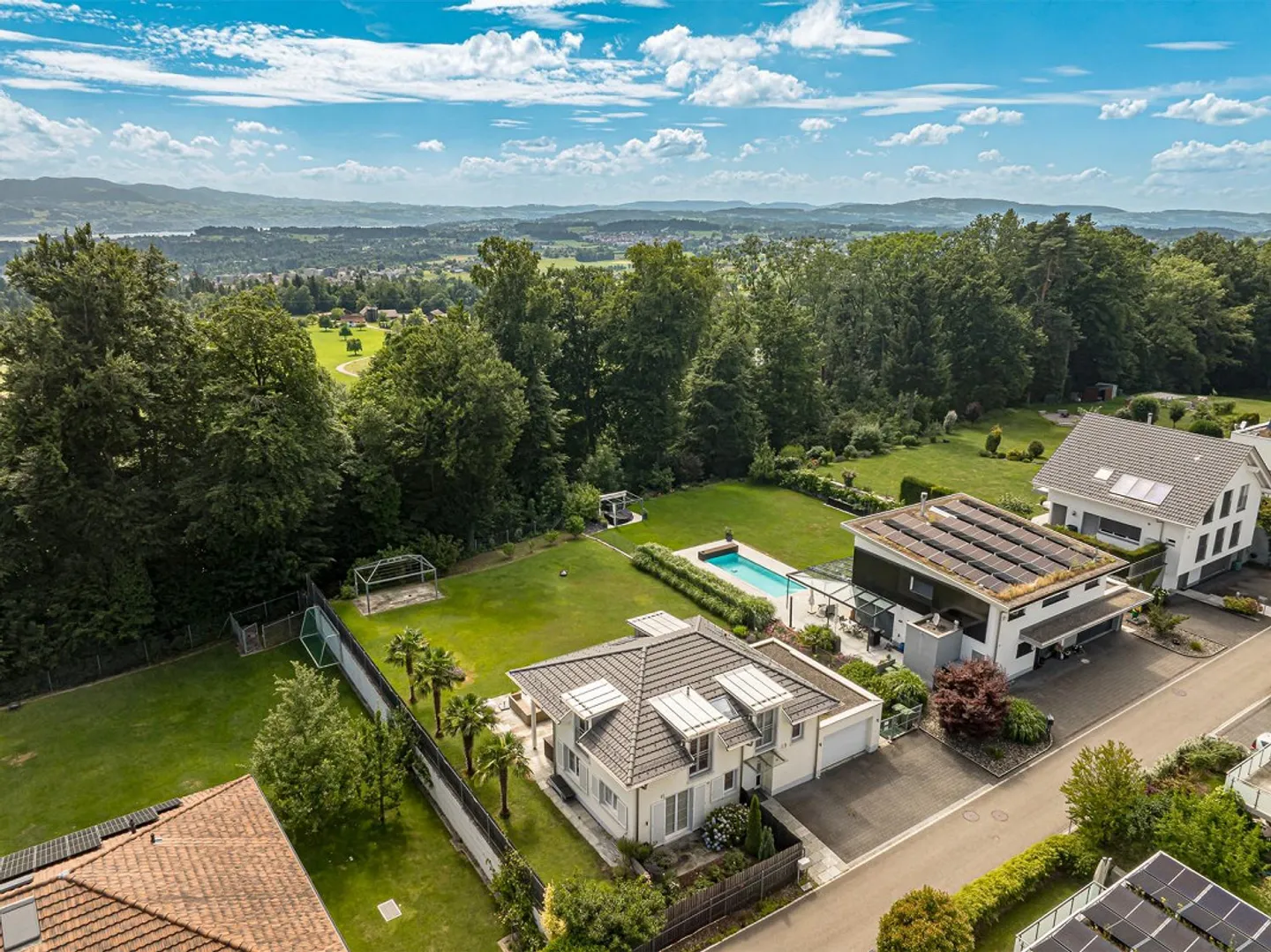 Casa unifamiliare di 5 stanze con edificio garage, ampio spazio esterno e posizione diretta al confine del bosco - Foto 1 di 13