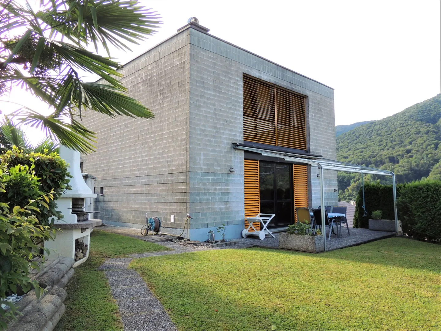 CASA UNIFAMILIARE CON GIARDINO IMMERSA NEL VERDE - Foto 1 di 35
