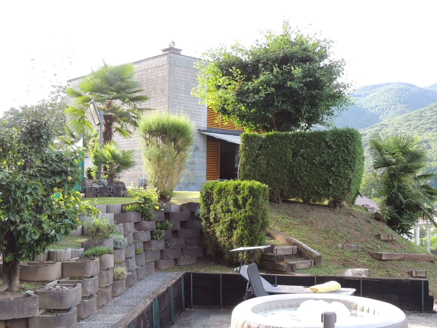 CASA UNIFAMILIARE CON GIARDINO IMMERSA NEL VERDE - Foto 2 di 35