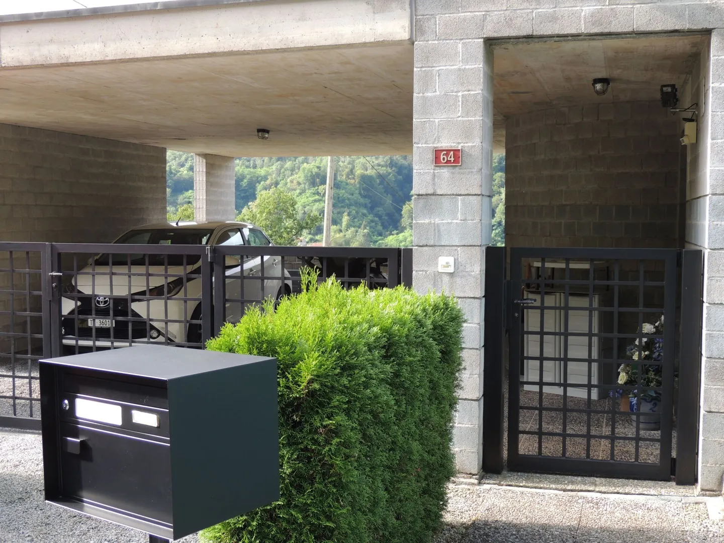 CASA UNIFAMILIARE CON GIARDINO IMMERSA NEL VERDE - Foto 3 di 35