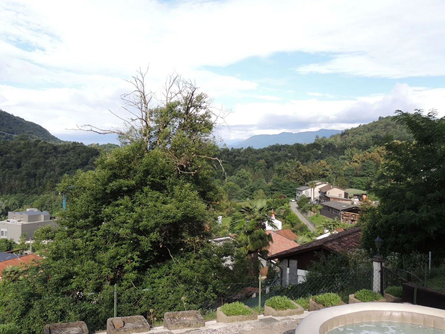 CASA UNIFAMILIARE CON GIARDINO IMMERSA NEL VERDE - Foto 33 di 35