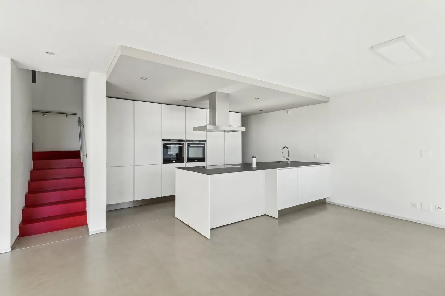 Modern villa with two gardens and panoramic views - Photo 1 of 10