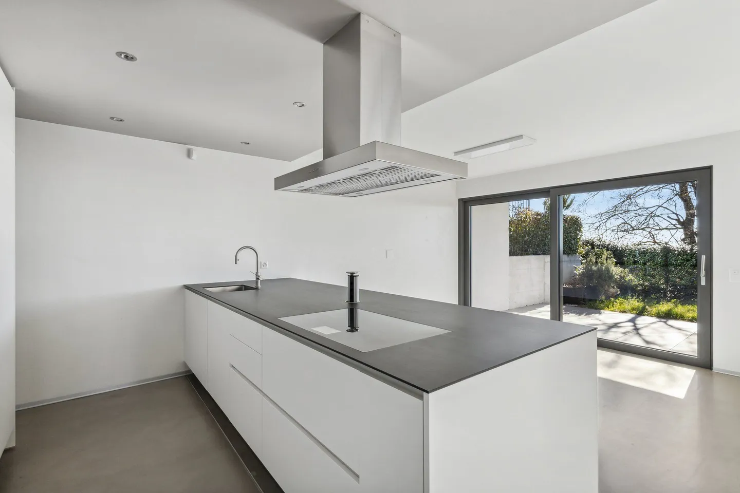 Modern villa with two gardens and panoramic views - Photo 3 of 10