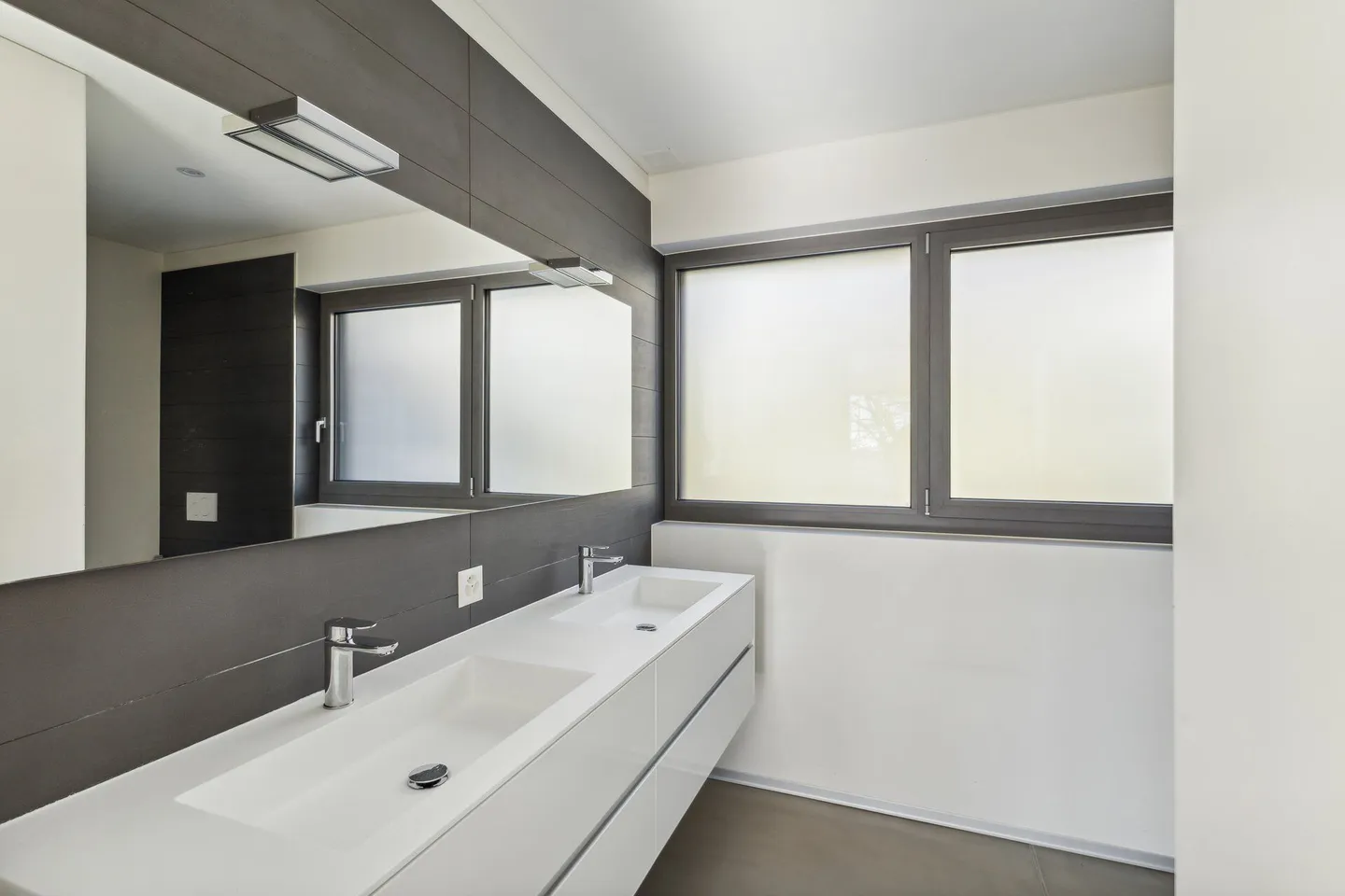 Modern villa with two gardens and panoramic views - Photo 7 of 10