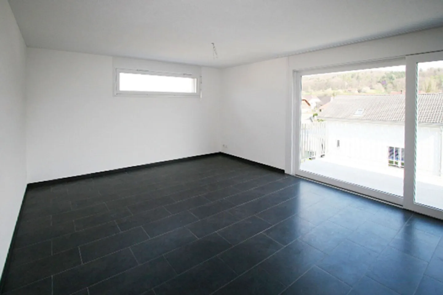 Appartement lumineux de 3,5 pièces avec terrasse et vue ! - Photo 2 sur 7