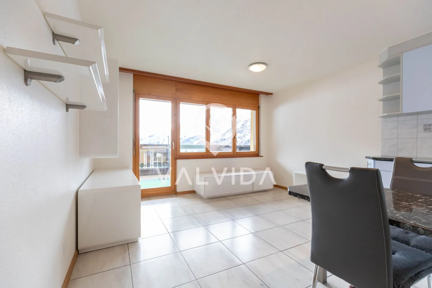 Appartement de 2 pièces avec panorama alpin, place de parking souterrain et cave - Photo 4 sur 9