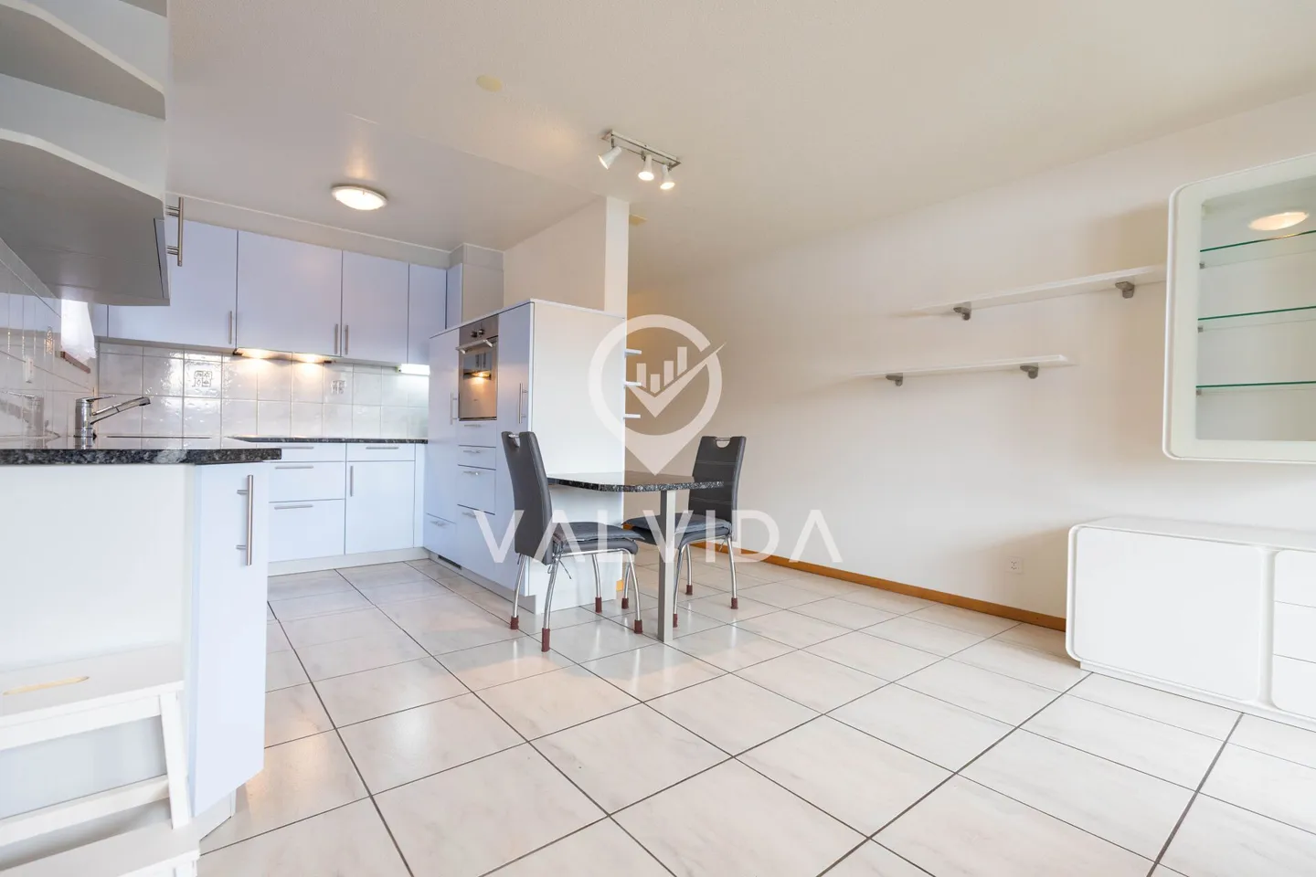 Appartement de 2 pièces avec panorama alpin, place de parking souterrain et cave - Photo 1 sur 9