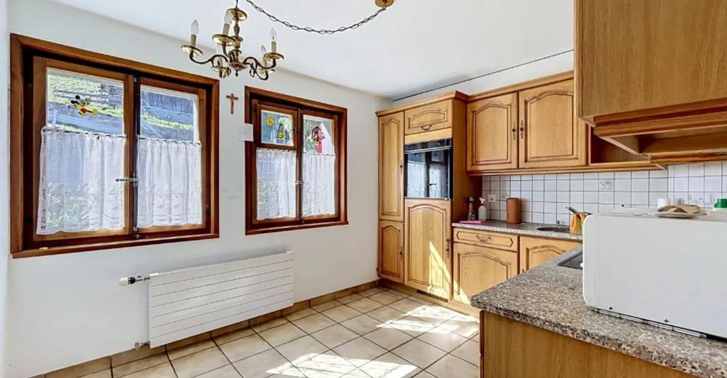 Large house with 2 apartments and spacious garage - Photo 7 of 12