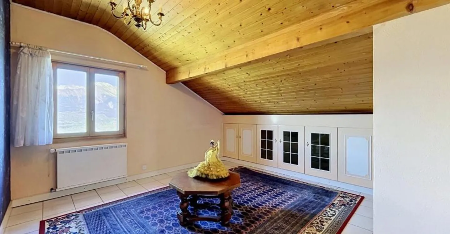 Large house with 2 apartments and spacious garage - Photo 9 of 12