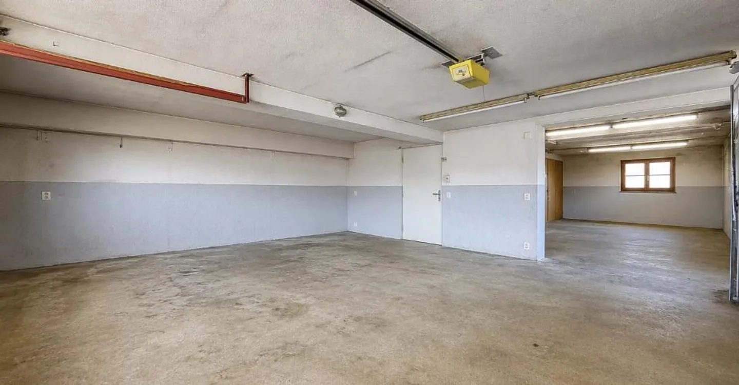 Large house with 2 apartments and spacious garage - Photo 10 of 12