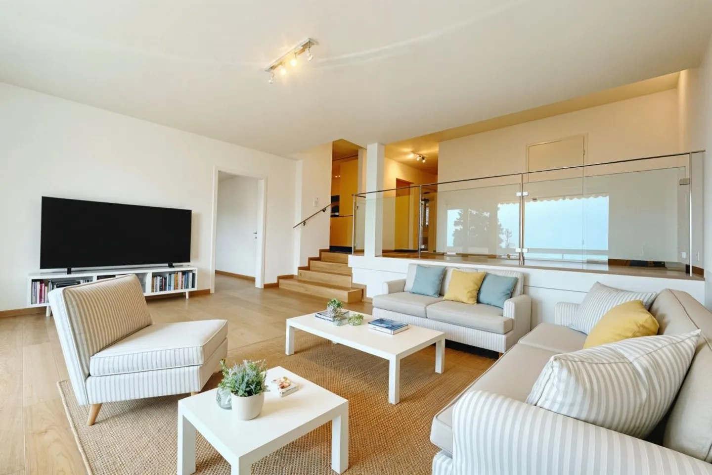 Magnifico appartamento ristrutturato / 4.5 stanze / terrazza / vista lago e vista montagna - Foto 1 di 9
