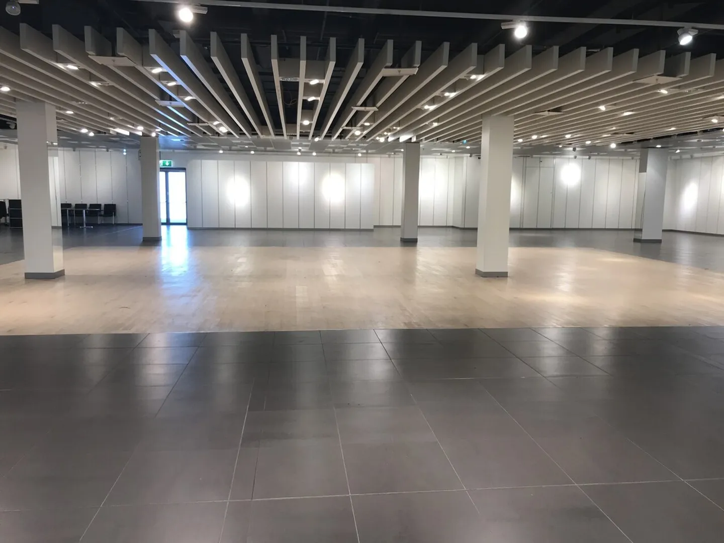 Spazio di 200m2 accanto a KFC - Foto 1 di 1
